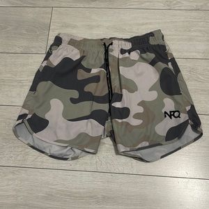 Camouflage shorts with zipper pockets